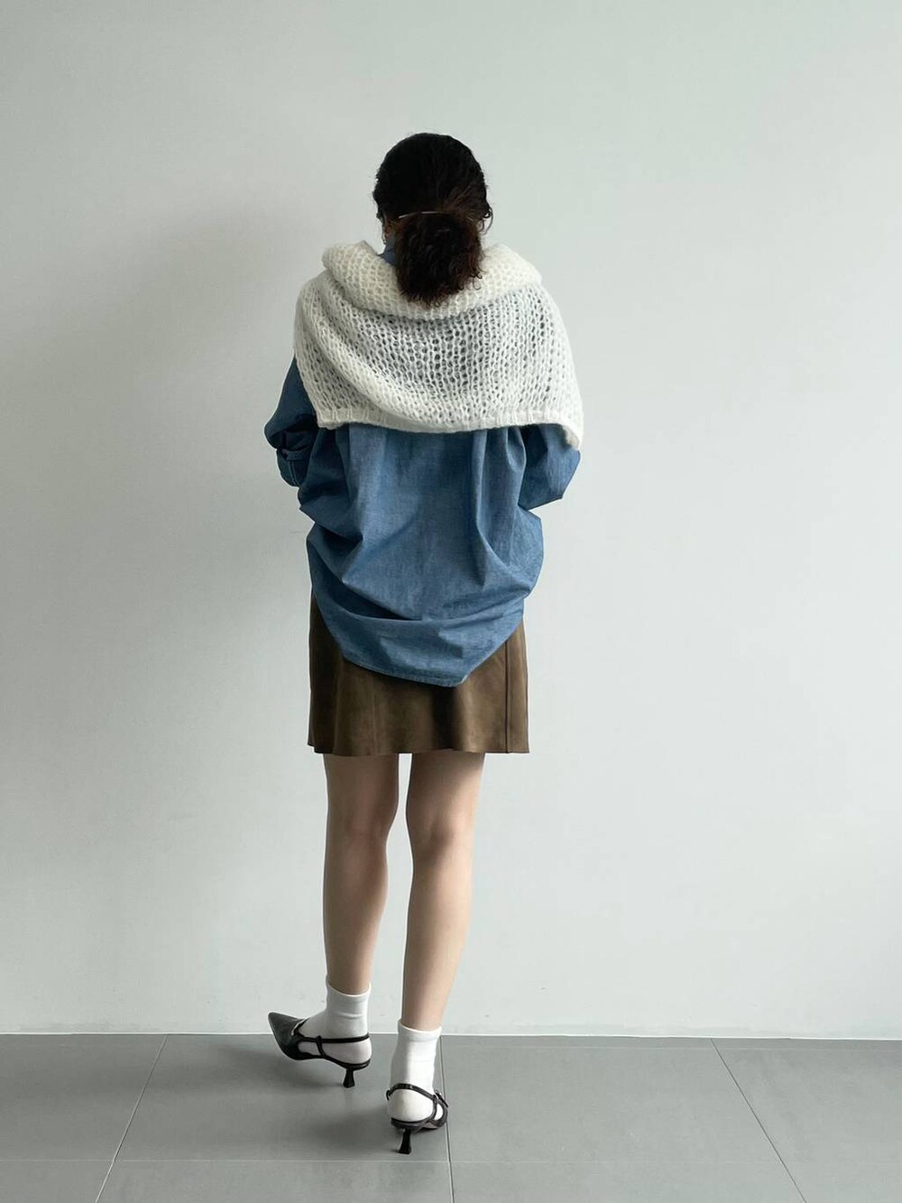 ブルー系のシャツ/ブラウス、ホワイト系のニット/セーター、ベージュ系のスカートを着用したレディースの夏コーディネートの3枚目の写真