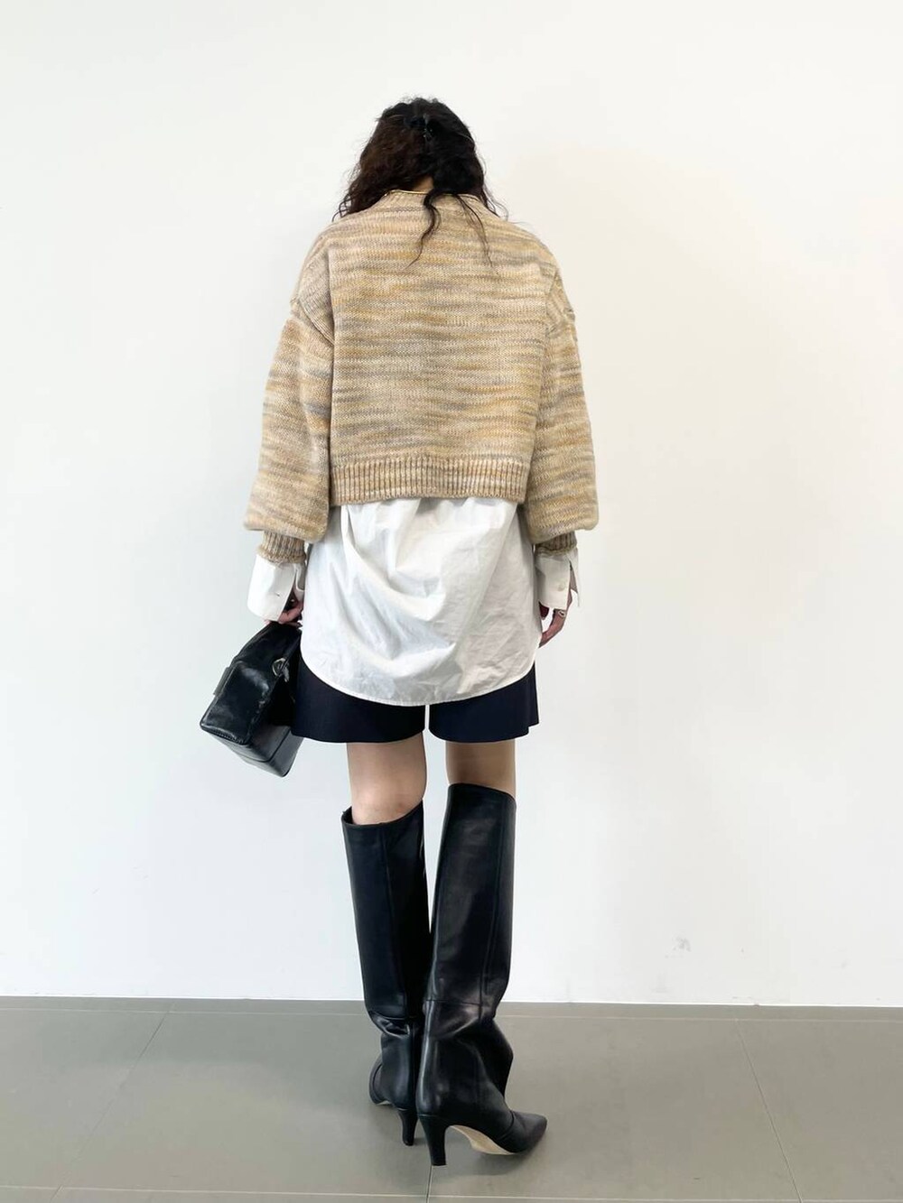 「ベーシック/シンプル、着痩せ・細見え、女子ウケ」｜「BABYLONEのベーシックシャツ（シャツ/ブラウス、ホワイト系）」を使った、pocustagramさん（レディース・162cm）の冬コーディネートの3枚目の写真