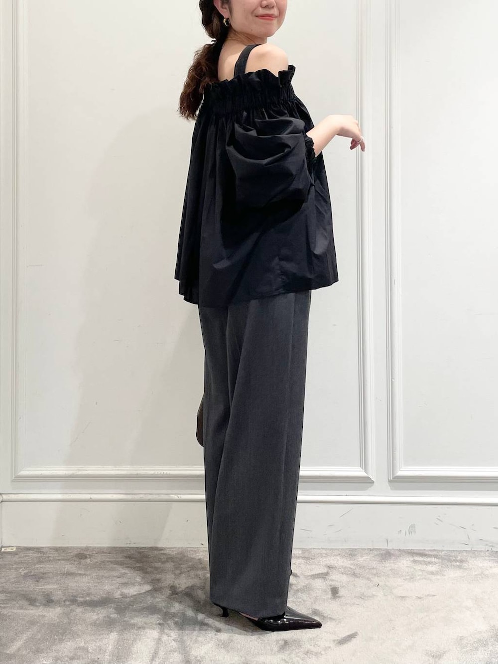 グレー系のその他パンツ、ブラック系のシャツ/ブラウス、ブラウン系のブレスレットを着用したレディースの秋コーディネートの3枚目の写真
