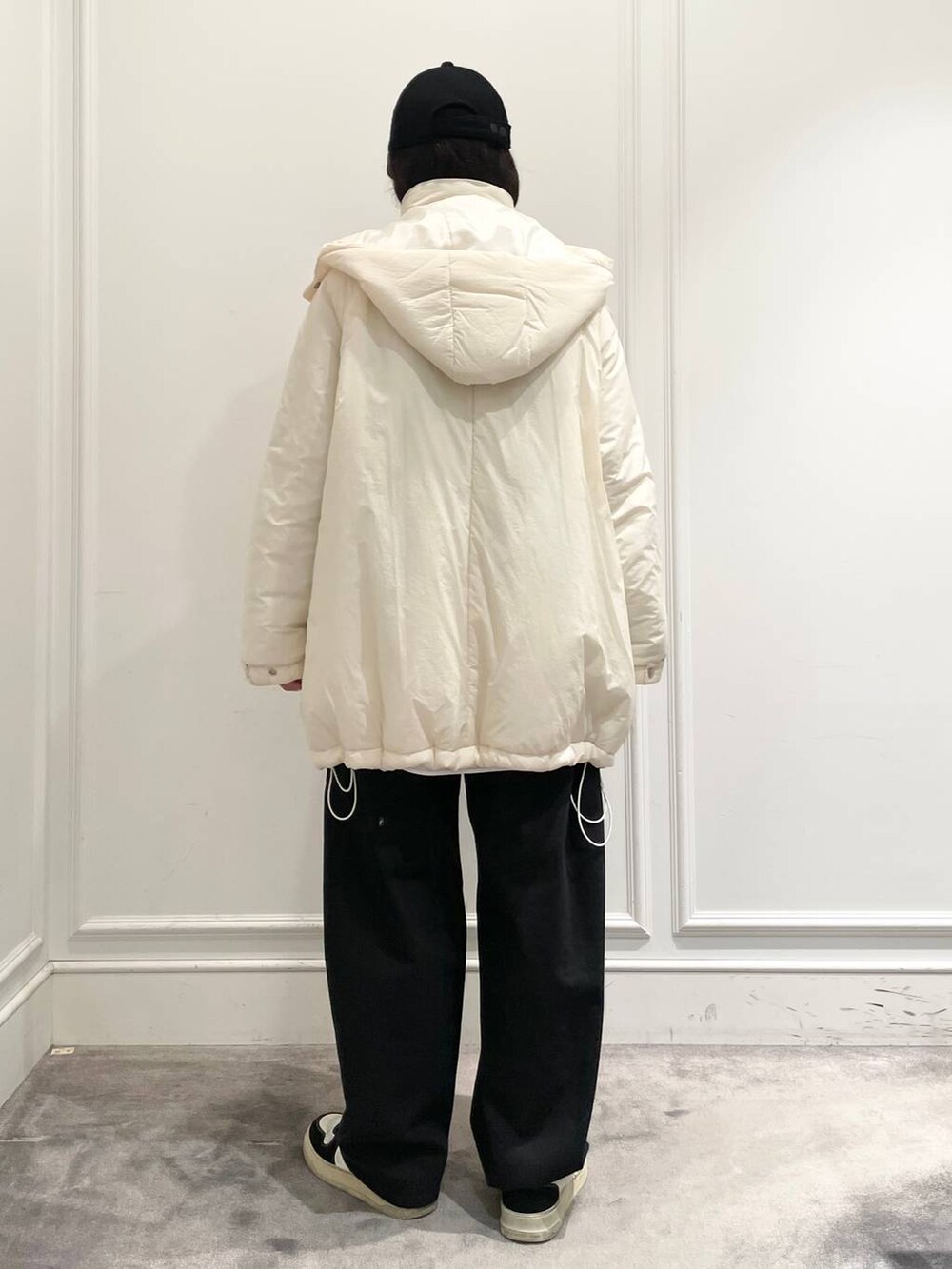 ホワイト系のブルゾン、ホワイト系のシャツ/ブラウス、ブルー系のその他パンツを着用したレディースの冬コーディネートの3枚目の写真