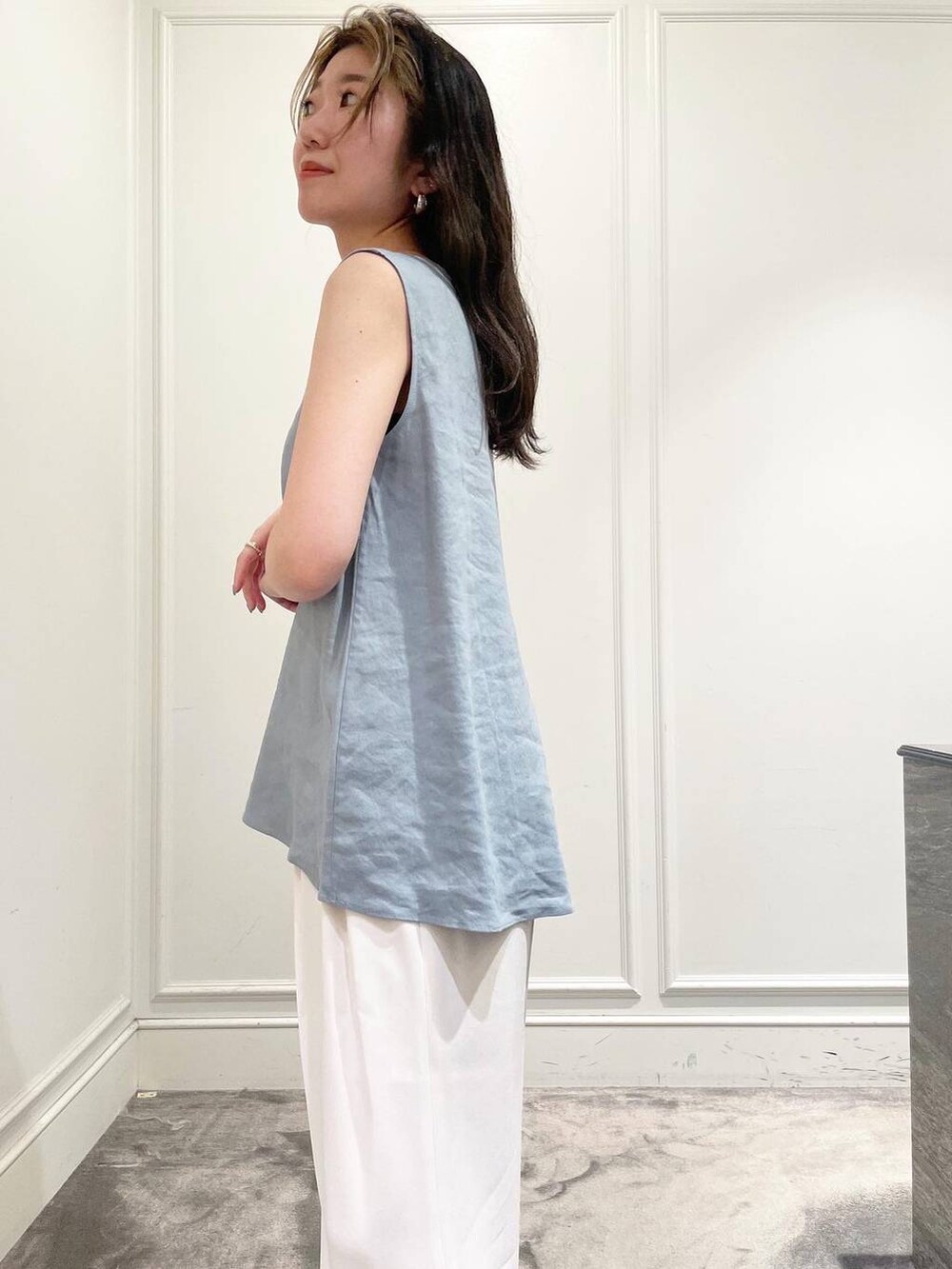 ホワイト系のその他パンツ、シルバー系のサンダル、グリーン系のシャツ/ブラウスを着用したレディースの夏コーディネートの8枚目の写真