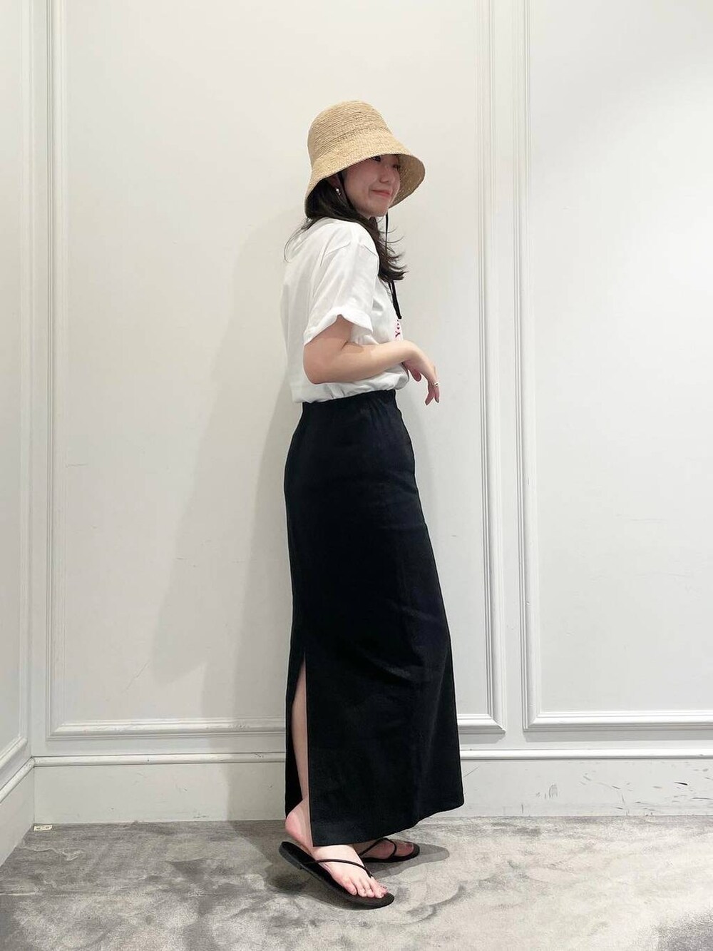 ホワイト系のTシャツ/カットソー、グレー系のスカート、ブラック系のキャミソールを着用したレディースの夏コーディネートの4枚目の写真