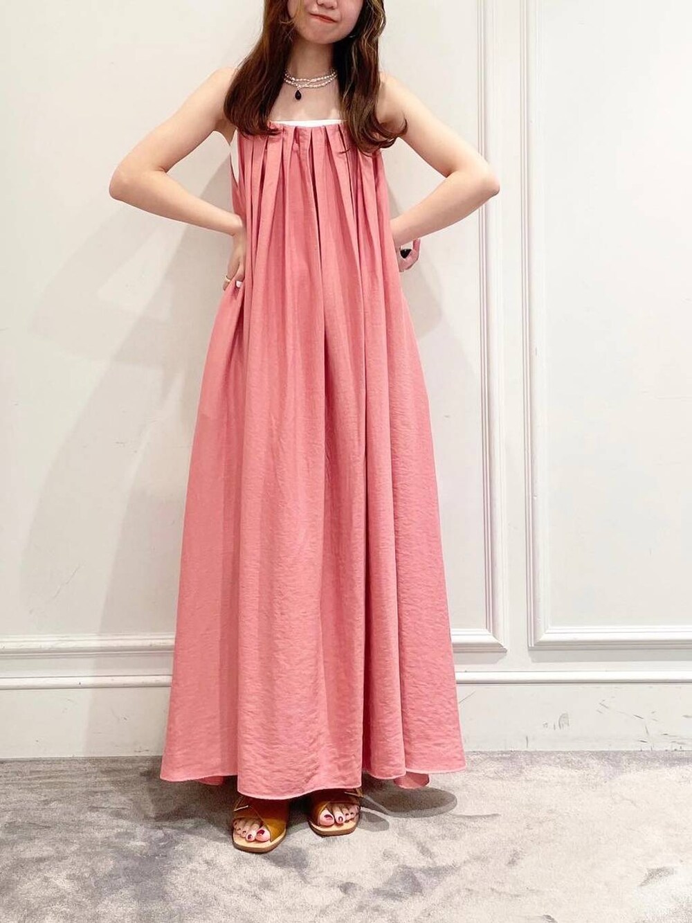 ホワイト系のキャミソール、ピンク系のワンピース、イエロー系のサンダルを着用したレディースの夏コーディネートの4枚目の写真