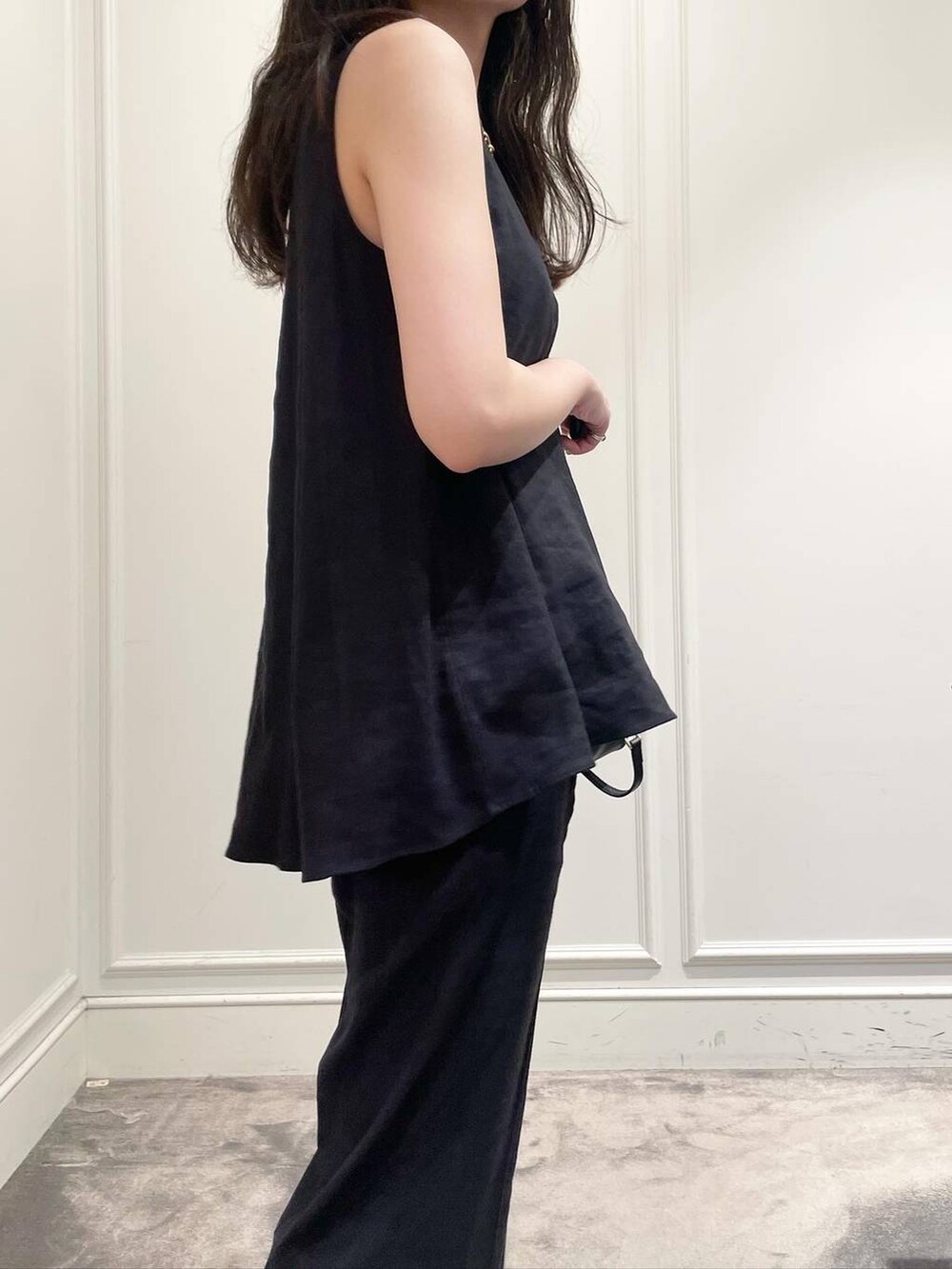 ブラック系のショルダーバッグ、ブラウン系のサンダル、グレー系のシャツ/ブラウスを着用したレディースの夏コーディネートの8枚目の写真