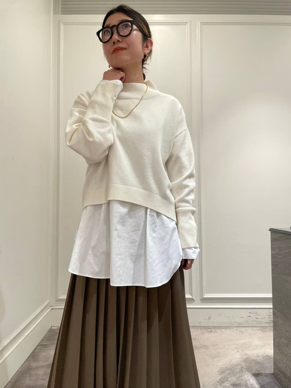 ブラック系のショルダーバッグ、ブラウン系のスカート、ホワイト系のシャツ/ブラウスを着用したレディースの冬コーディネートの6枚目の写真