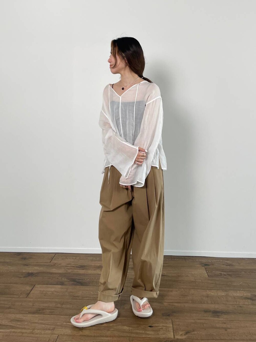 ホワイト系のシャツ/ブラウス、ブラック系のキャミソール、ベージュ系のサンダルを着用したレディースの春コーディネートの2枚目の写真