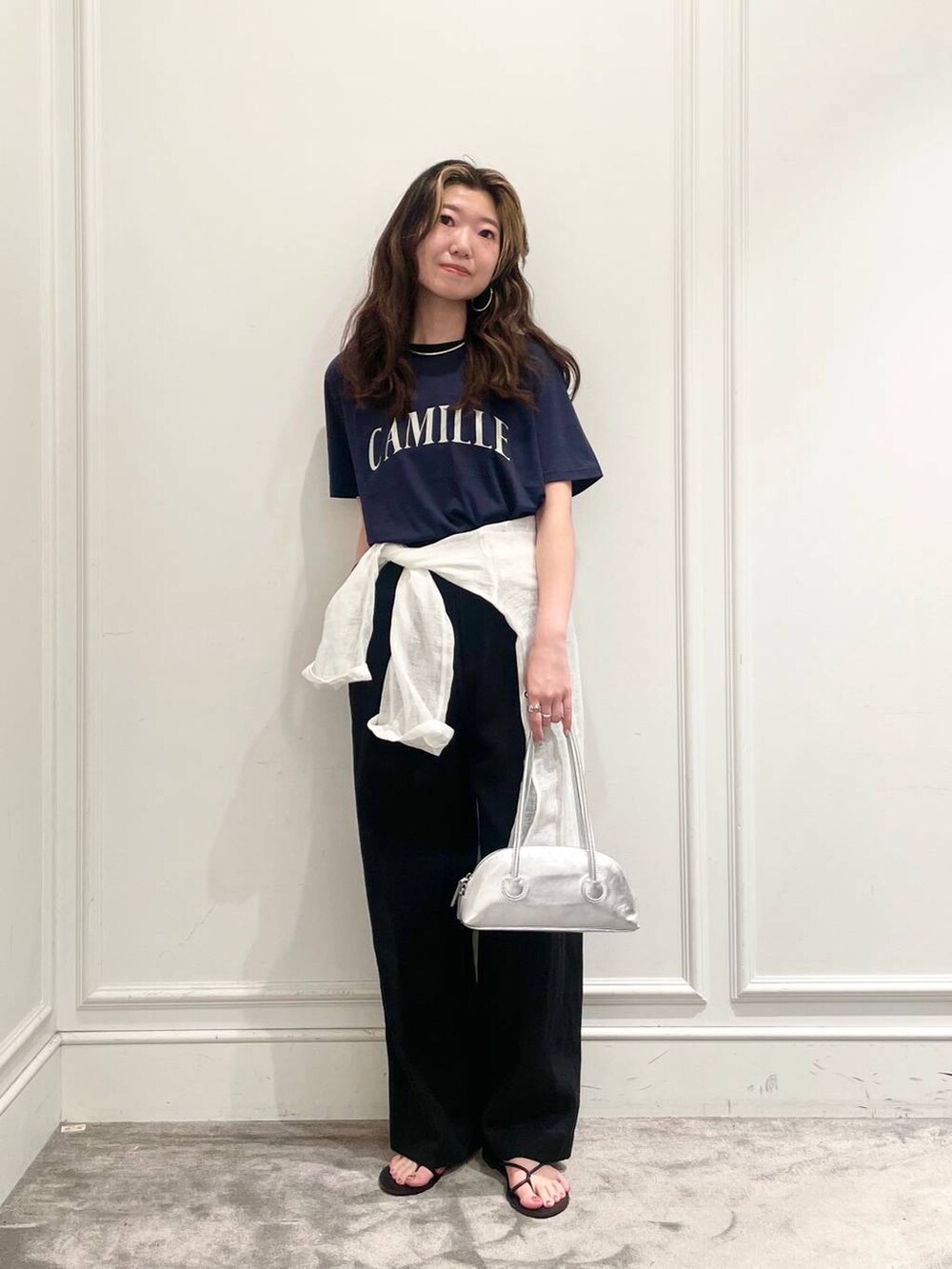 ホワイト系のシャツ/ブラウス、ブラック系のその他パンツ、ブラック系のサンダルを着用したレディースの夏コーディネートの2枚目の写真