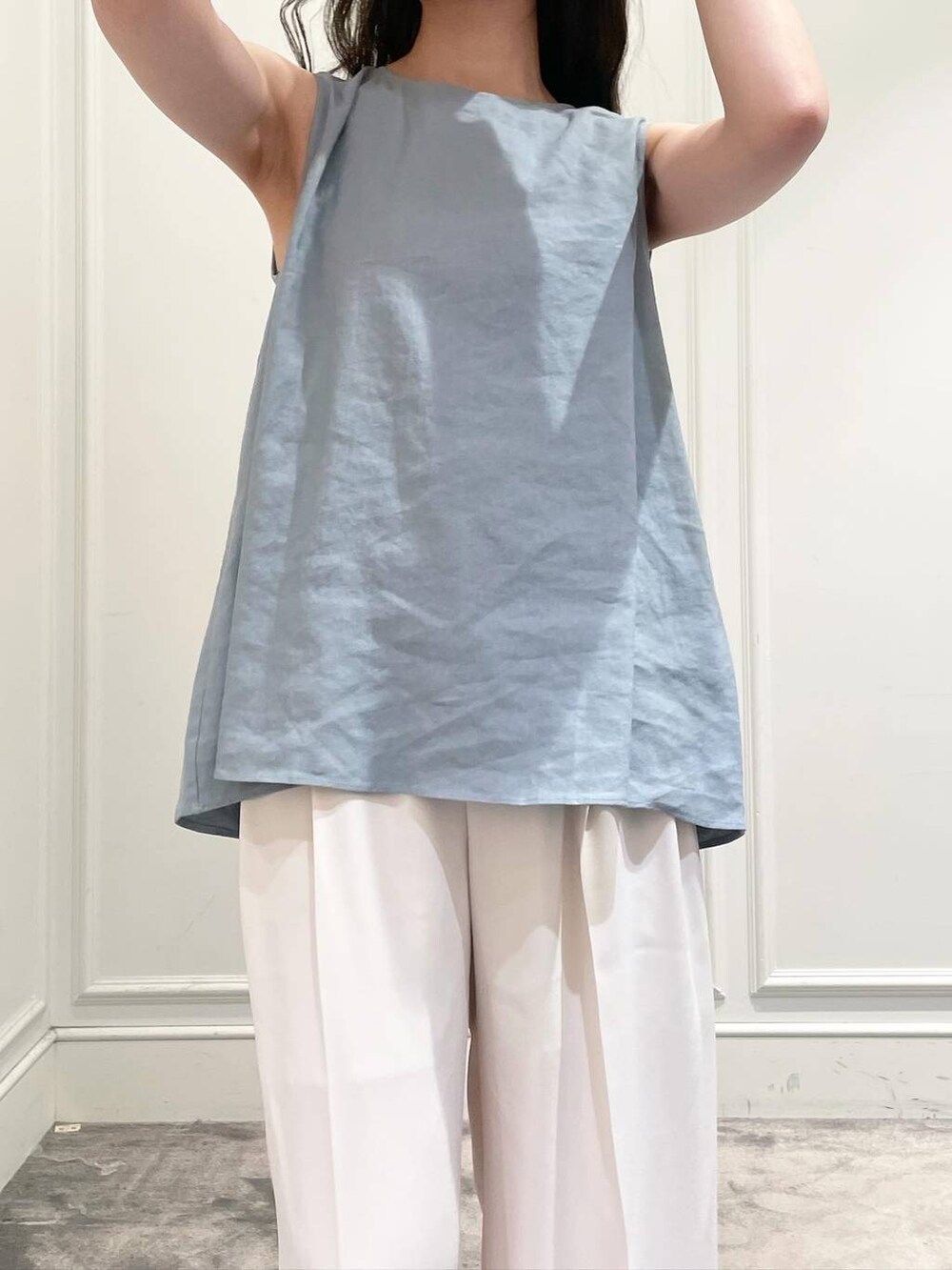 ホワイト系のその他パンツ、シルバー系のサンダル、グリーン系のシャツ/ブラウスを着用したレディースの夏コーディネートの7枚目の写真