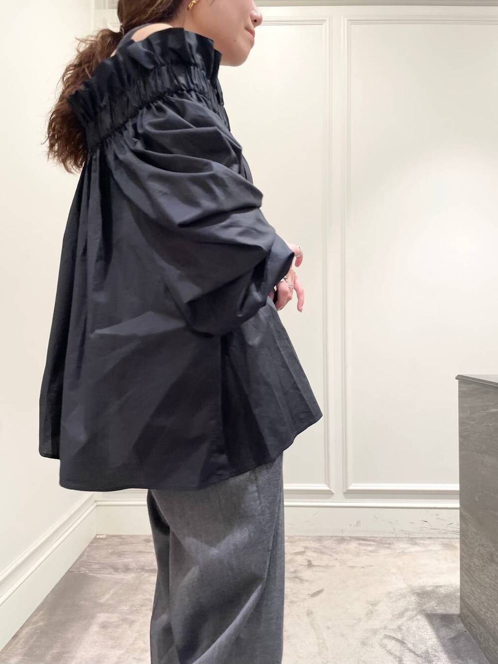 グレー系のその他パンツ、ブラック系のシャツ/ブラウス、ブラウン系のブレスレットを着用したレディースの秋コーディネートの7枚目の写真