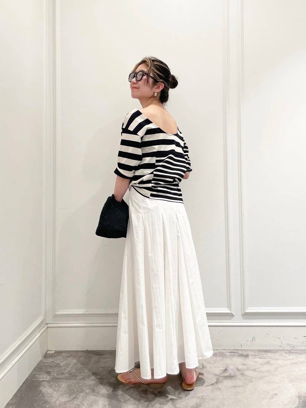 ホワイト系のスカート、その他のTシャツ/カットソー、シルバー系のサンダルを着用したレディースの夏コーディネートの4枚目の写真