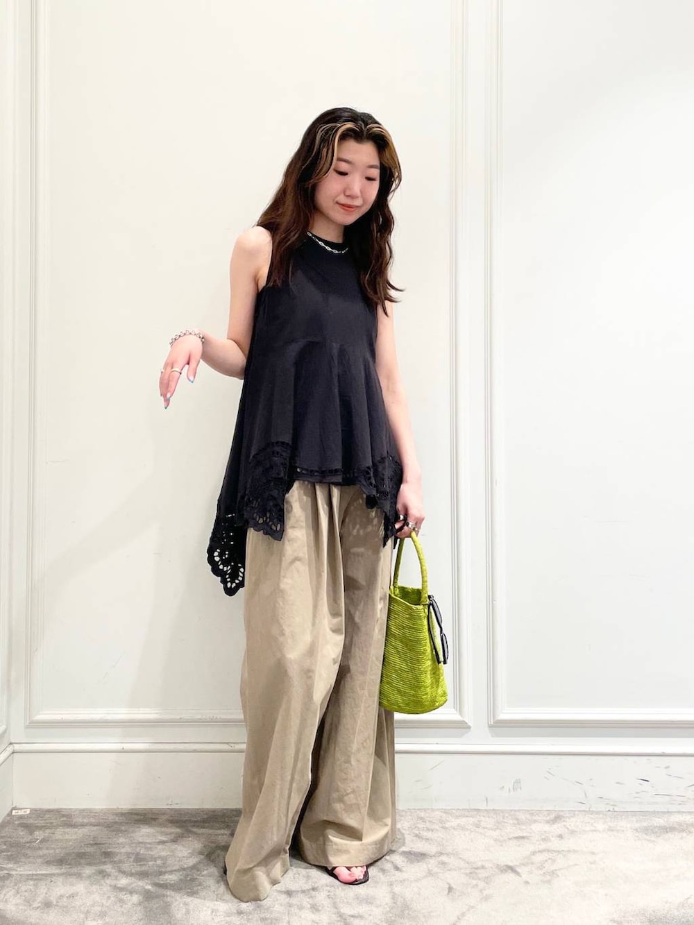 ブラック系のシャツ/ブラウス、ブラック系のキャミソール、ブラック系のサンダルを着用したレディースの夏コーディネートの2枚目の写真