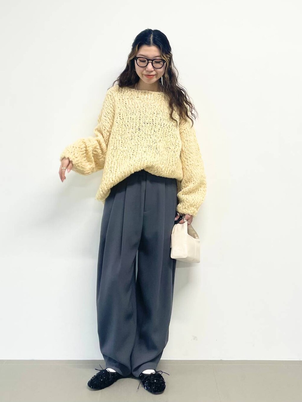 ホワイト系のハンドバッグ、ブラック系のキャミソール、グレー系のその他パンツを着用したレディースの秋コーディネートの2枚目の写真