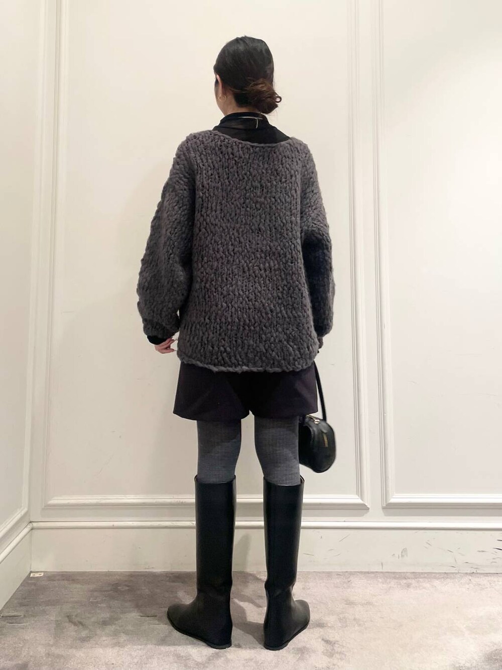 ブラック系のTシャツ/カットソー、グレー系のニット/セーター、グレー系のその他パンツを着用したレディースの冬コーディネートの5枚目の写真