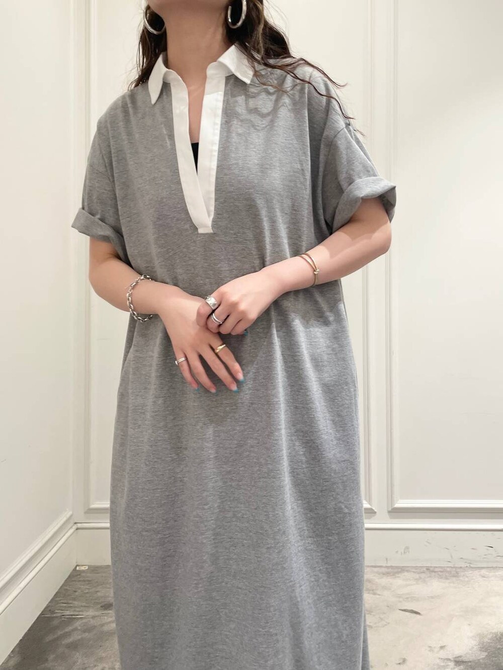 グレー系のワンピース、ブルー系のハンドバッグ、ブラック系のキャミソールを着用したレディースの夏コーディネートの5枚目の写真