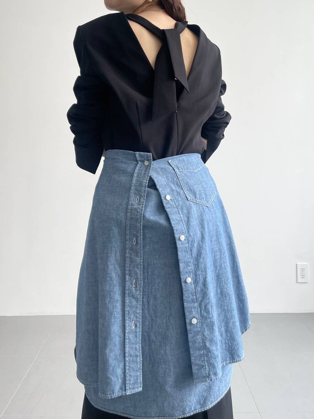 「ベーシック/シンプル、着痩せ・細見え、女子ウケ」｜「BABYLONEのダンガリーシャツ（シャツ/ブラウス、ブルー系）」を使った、pocustagramさん（レディース・162cm）の秋コーディネートの7枚目の写真