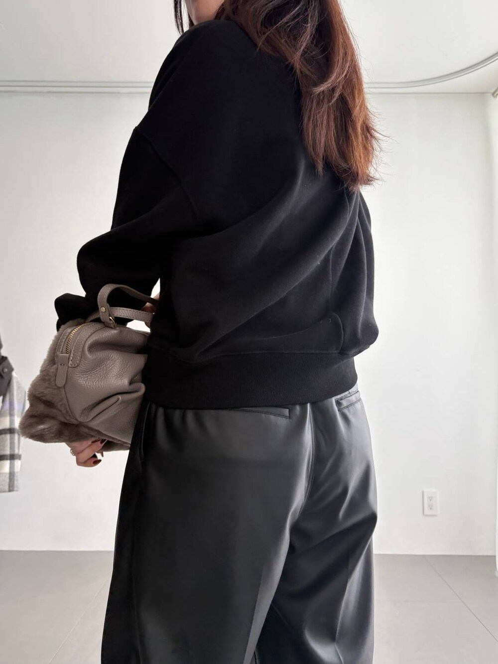 ベージュ系のサンダル、ベージュ系のハンドバッグ、ブラック系のその他パンツを着用したレディースの秋コーディネートの9枚目の写真