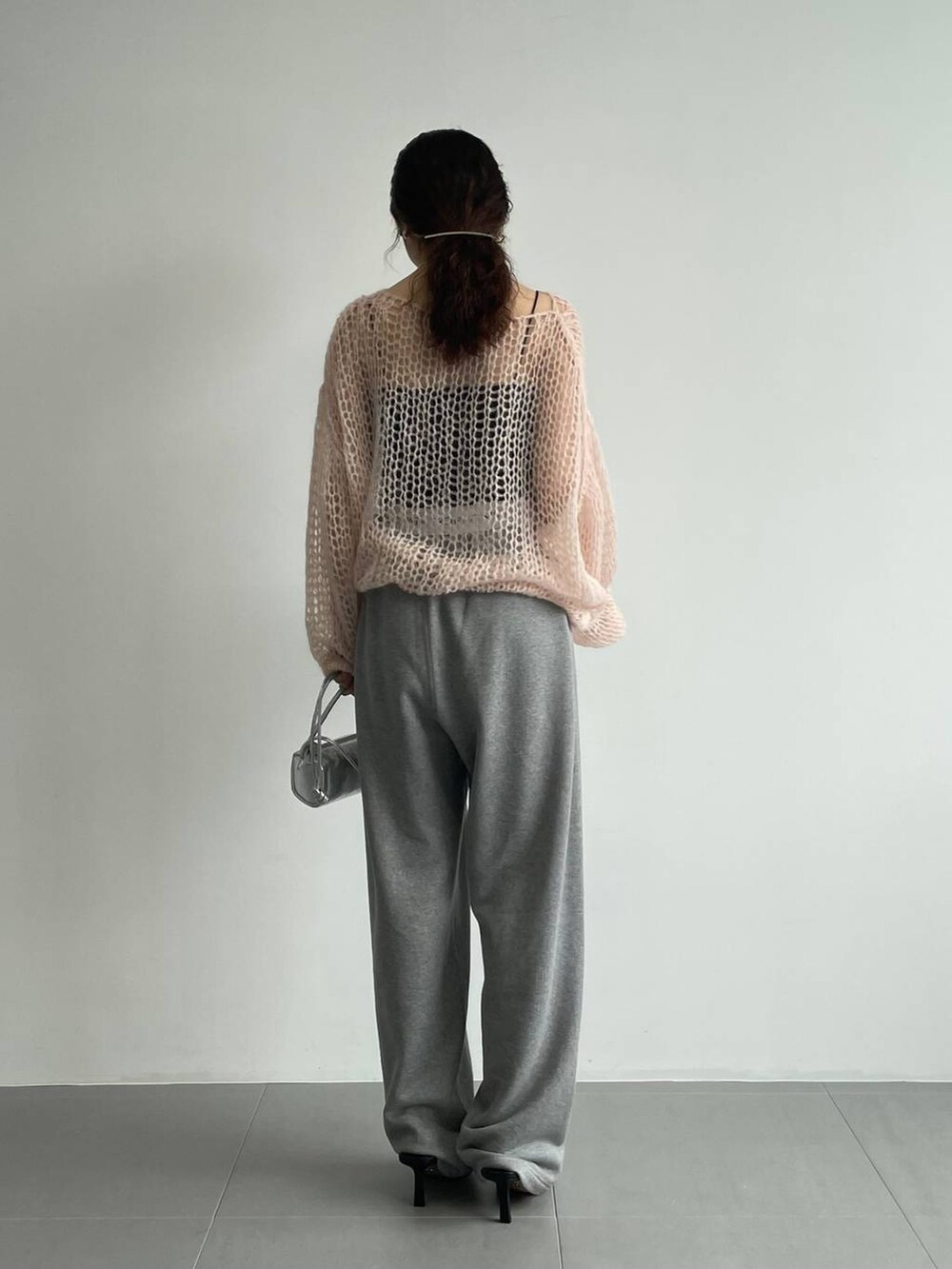 「ベーシック/シンプル、着痩せ・細見え、女子ウケ」｜「BABYLONEの【LA SCAIA】ショルダーmini BAG（ショルダーバッグ、シルバー系）」を使った、pocustagramさん（レディース・162cm）の秋コーディネートの4枚目の写真