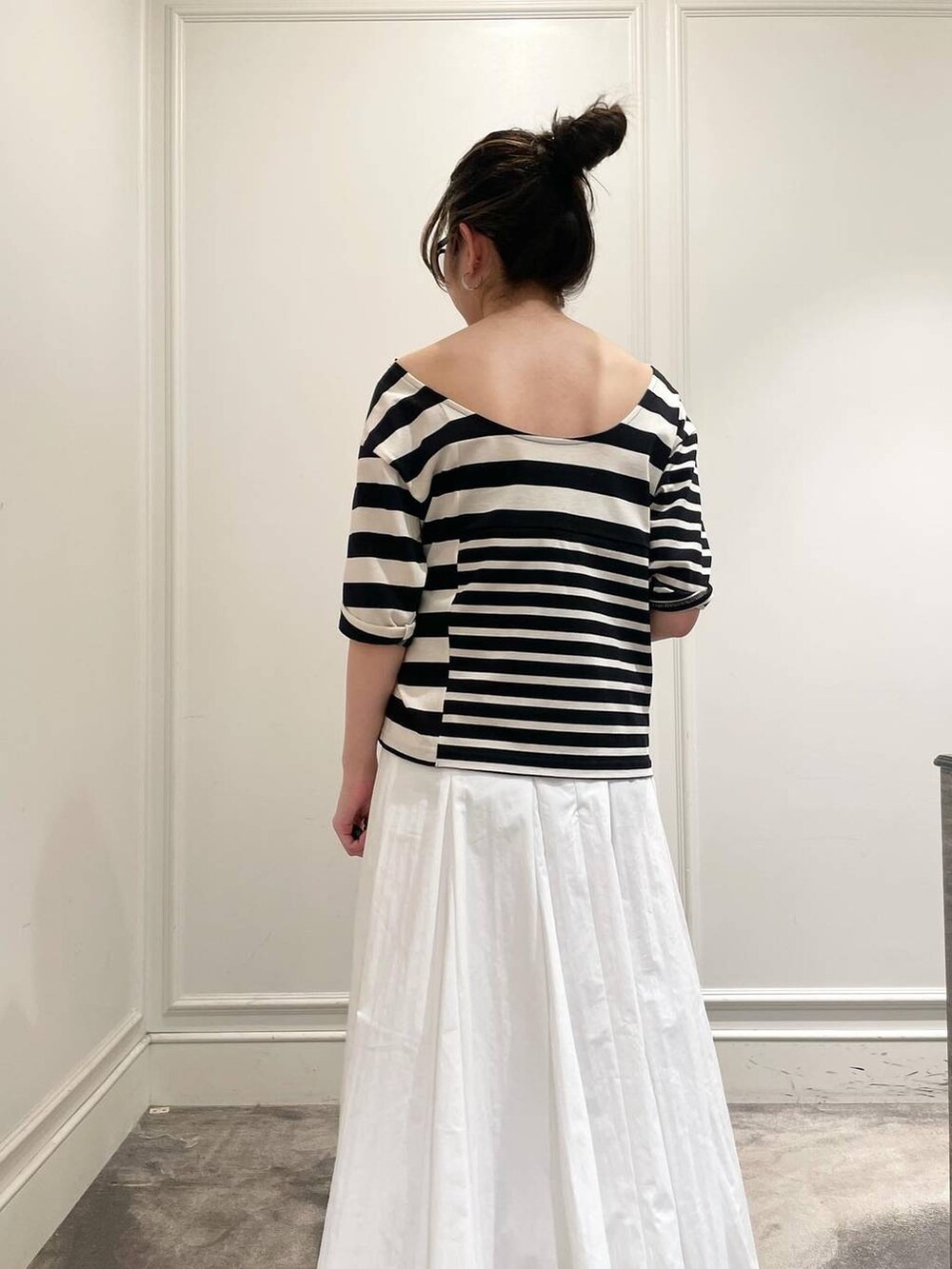 ホワイト系のスカート、その他のTシャツ/カットソー、シルバー系のサンダルを着用したレディースの夏コーディネートの9枚目の写真