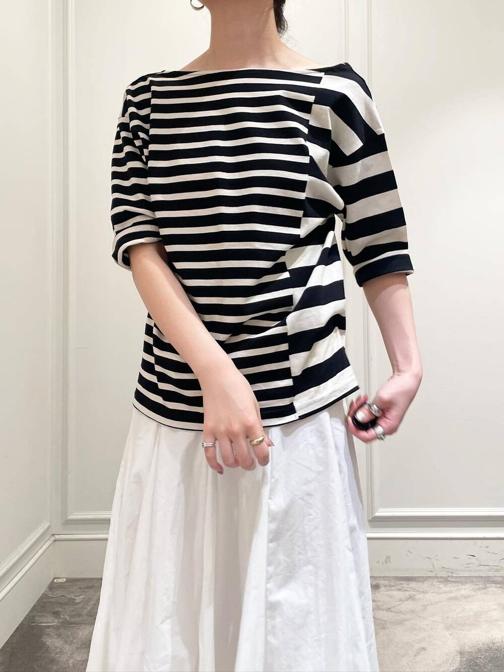 ホワイト系のスカート、その他のTシャツ/カットソー、シルバー系のサンダルを着用したレディースの夏コーディネートの7枚目の写真