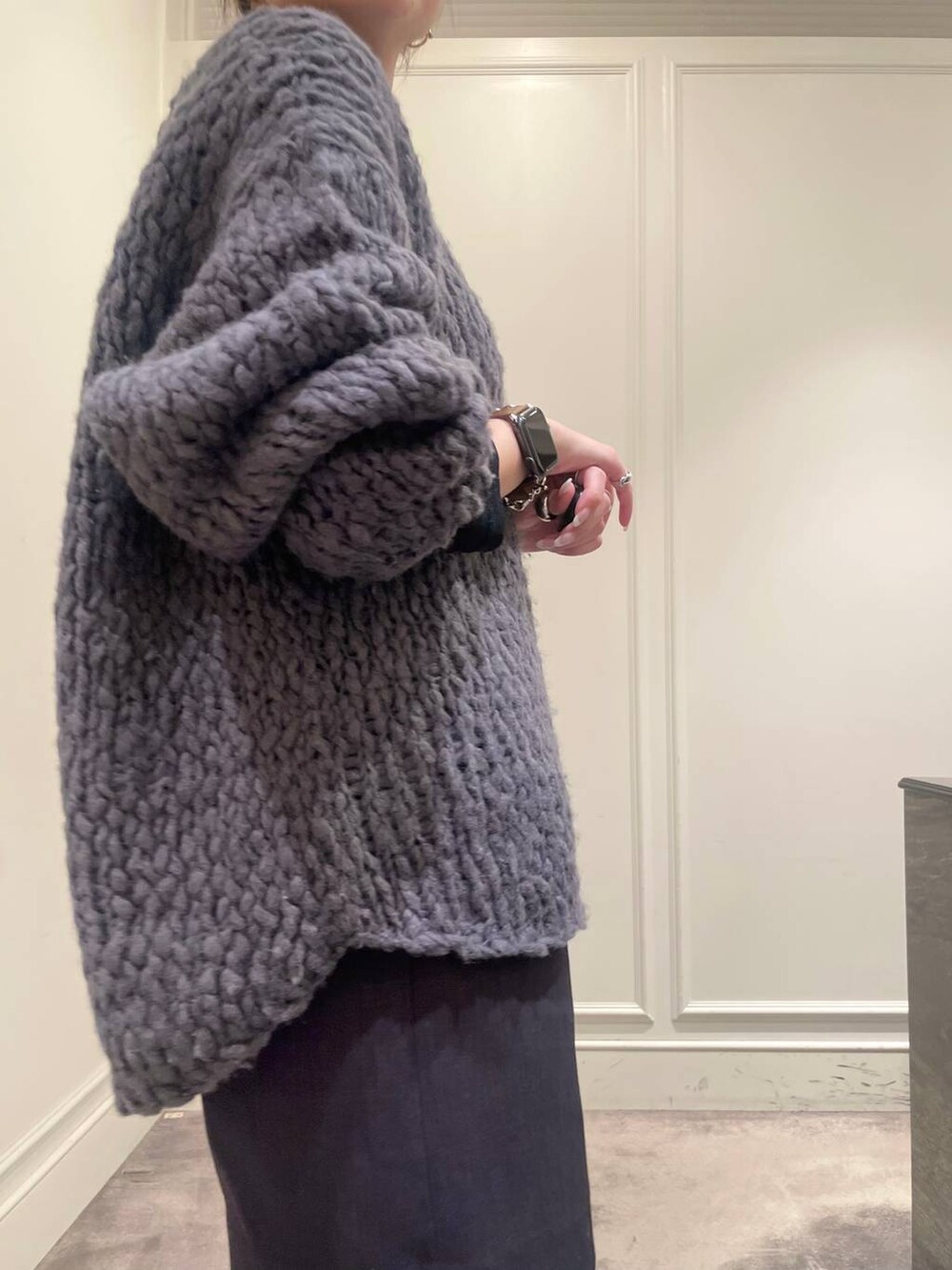 ブラック系のTシャツ/カットソー、グレー系のニット/セーター、グレー系のその他パンツを着用したレディースの冬コーディネートの7枚目の写真