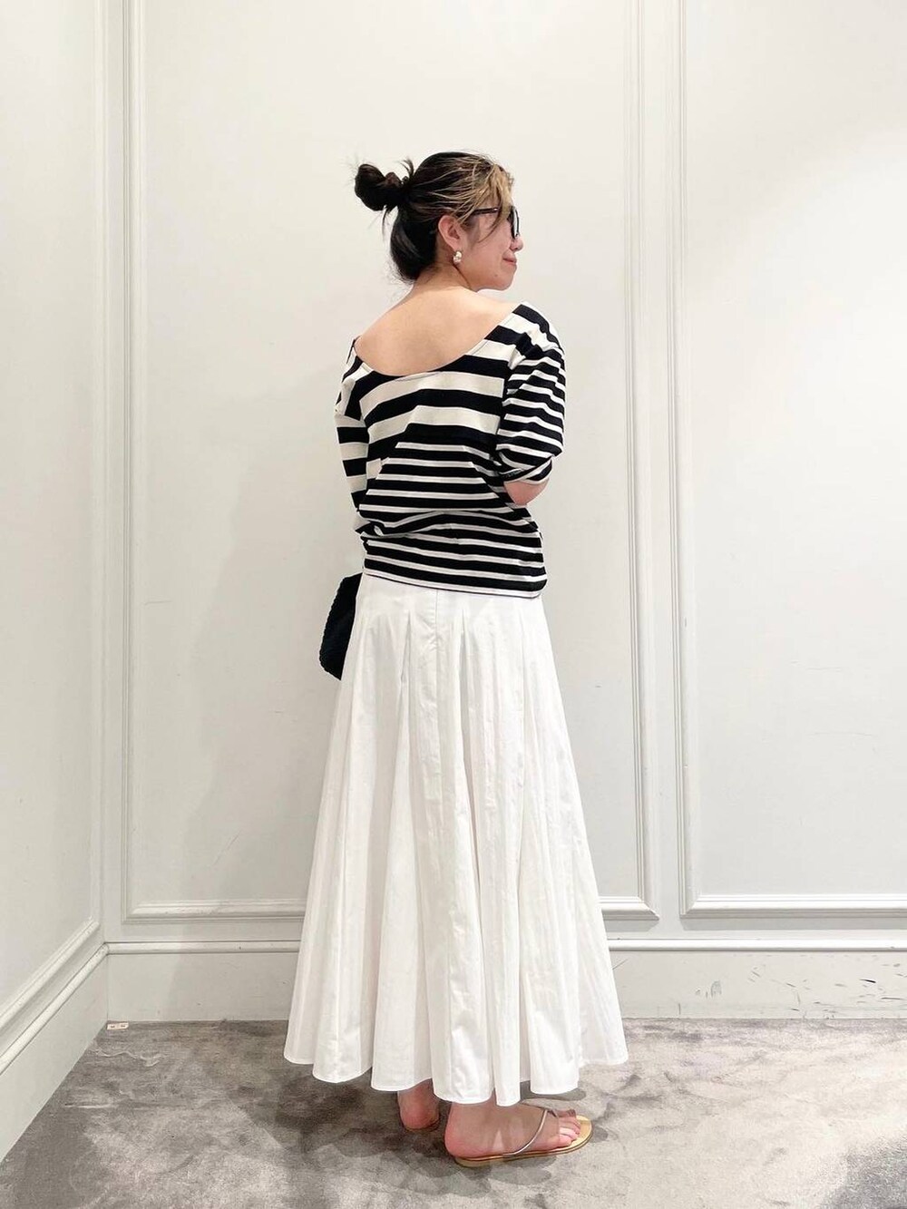 ホワイト系のスカート、その他のTシャツ/カットソー、シルバー系のサンダルを着用したレディースの夏コーディネートの3枚目の写真