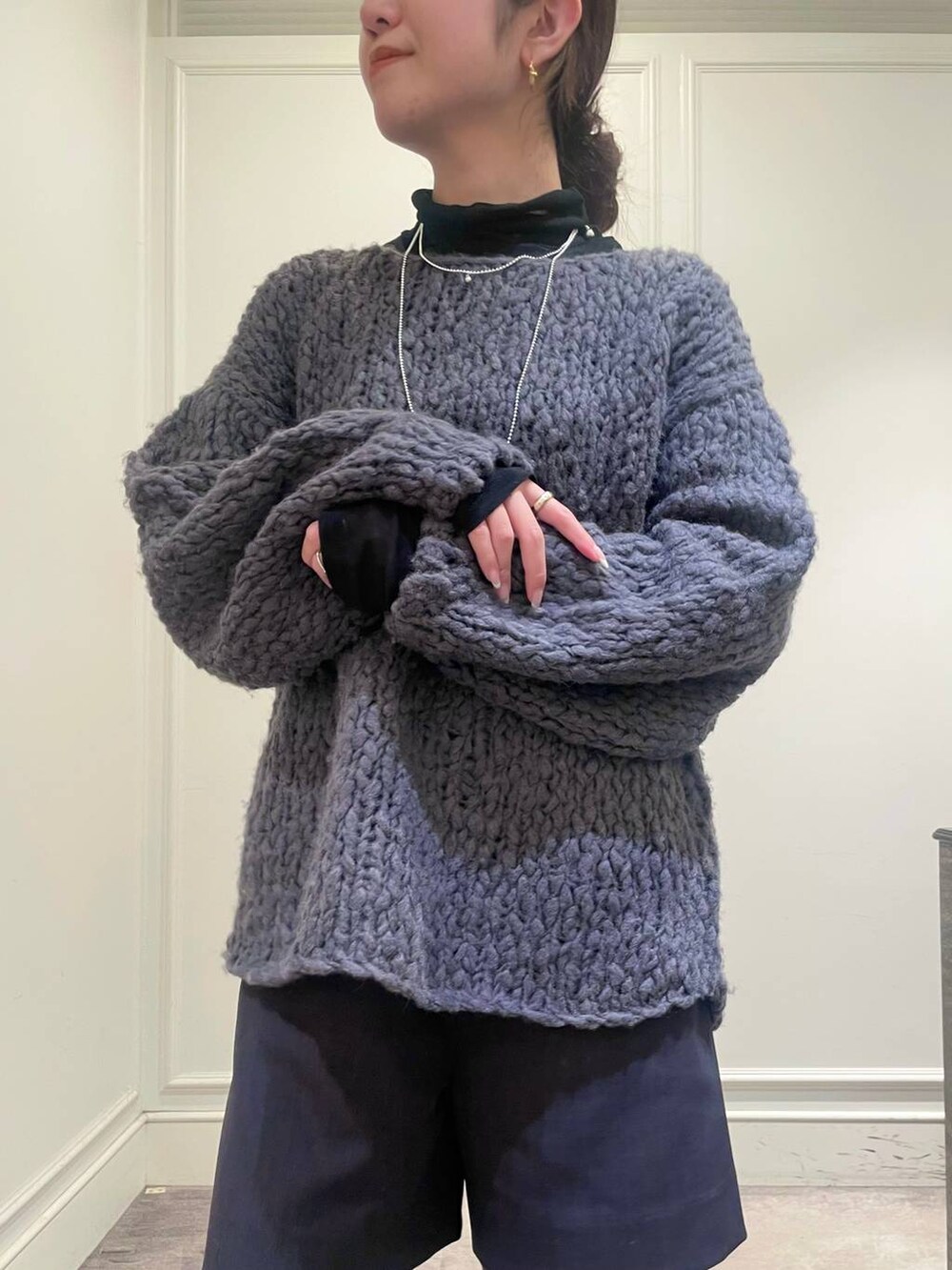 ブラック系のTシャツ/カットソー、グレー系のニット/セーター、グレー系のその他パンツを着用したレディースの冬コーディネートの6枚目の写真