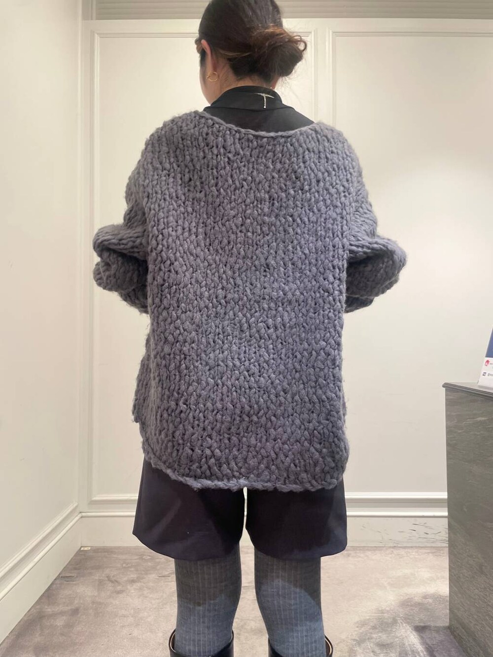 ブラック系のTシャツ/カットソー、グレー系のニット/セーター、グレー系のその他パンツを着用したレディースの冬コーディネートの9枚目の写真