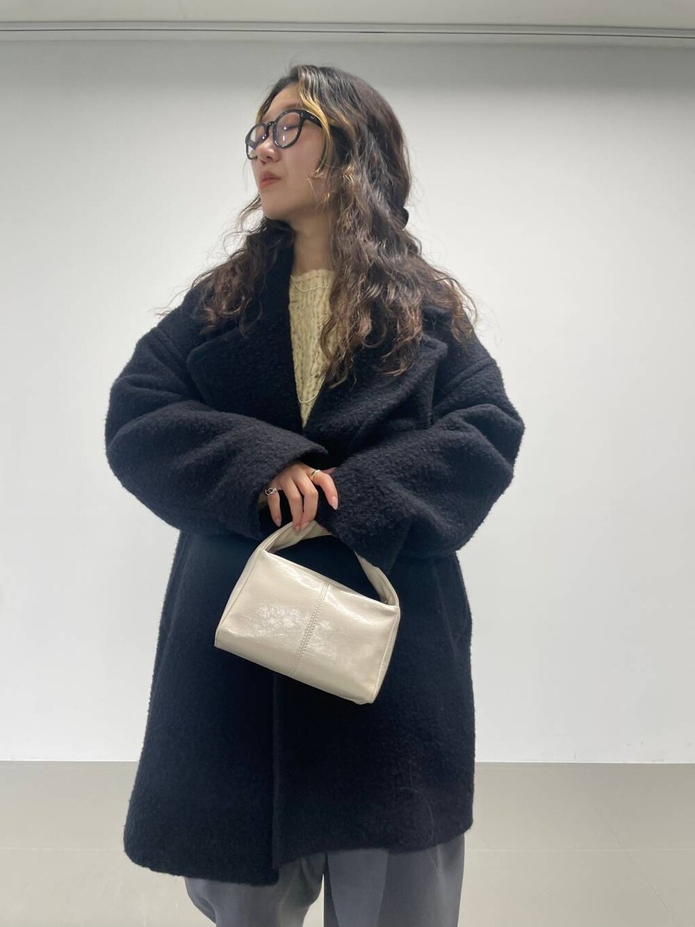 「ベーシック/シンプル、着痩せ・細見え、女子ウケ」|「BRIE LEONの【BRIE LEON】Lucaミニバッグ(ハンドバッグ、ホワイト系)」を使った、pocustagramさん(レディース・162cm)の秋コーディネートの6枚目の写真