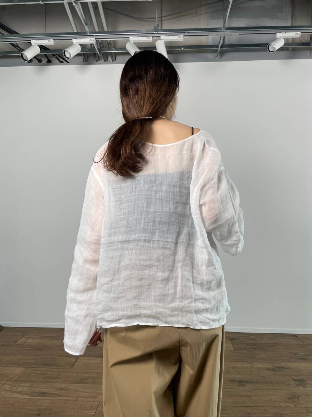 ホワイト系のシャツ/ブラウス、ブラック系のキャミソール、ベージュ系のサンダルを着用したレディースの春コーディネートの10枚目の写真