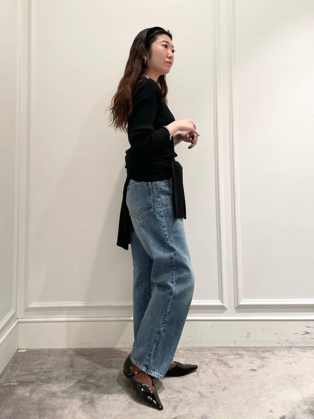 ブルー系のデニムパンツ、ブラック系のニット/セーター、ブラック系のニット/セーターを着用したレディースの冬コーディネートの2枚目の写真