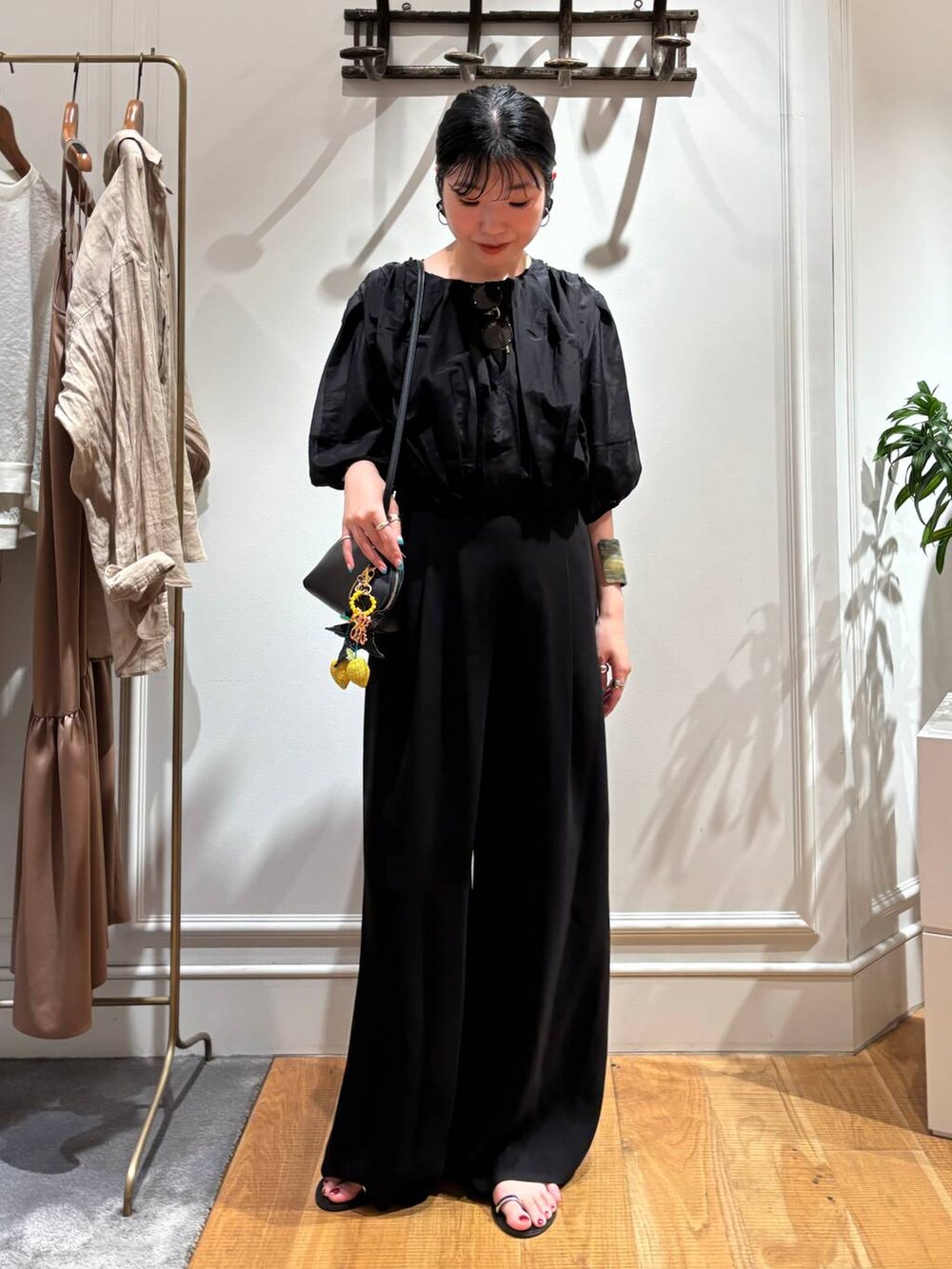 ブラック系のサンダル、ブラック系のつなぎ/オールインワン、ブラック系のショルダーバッグを着用したレディースの夏コーディネートの2枚目の写真