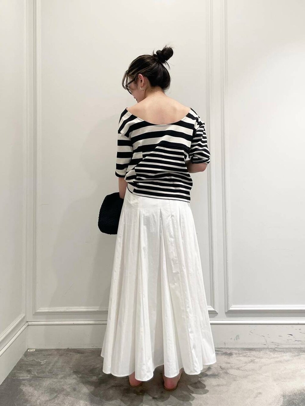 ホワイト系のスカート、その他のTシャツ/カットソー、シルバー系のサンダルを着用したレディースの夏コーディネートの5枚目の写真