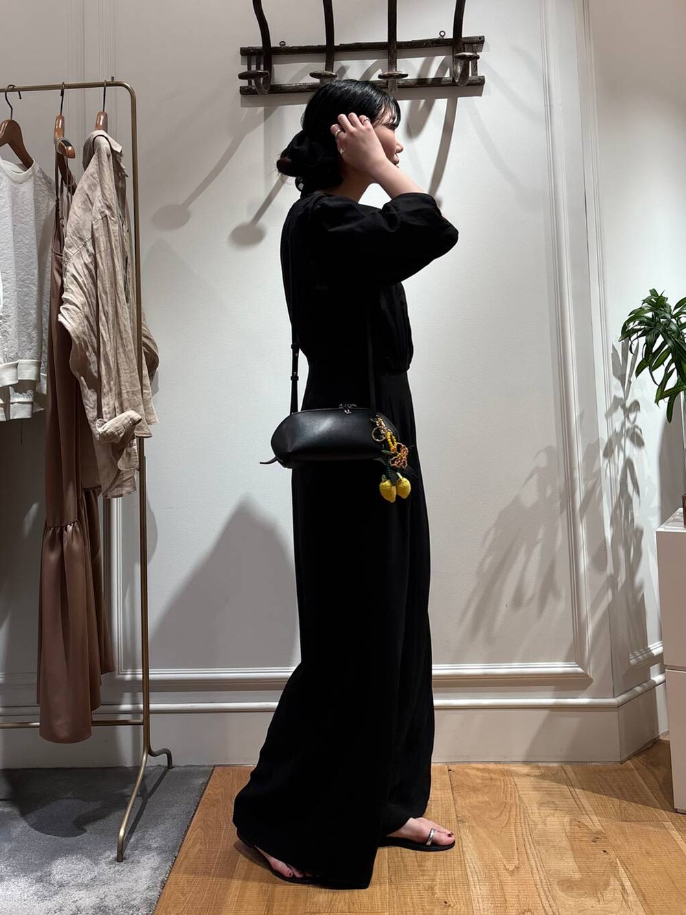 ブラック系のサンダル、ブラック系のつなぎ/オールインワン、ブラック系のショルダーバッグを着用したレディースの夏コーディネートの4枚目の写真