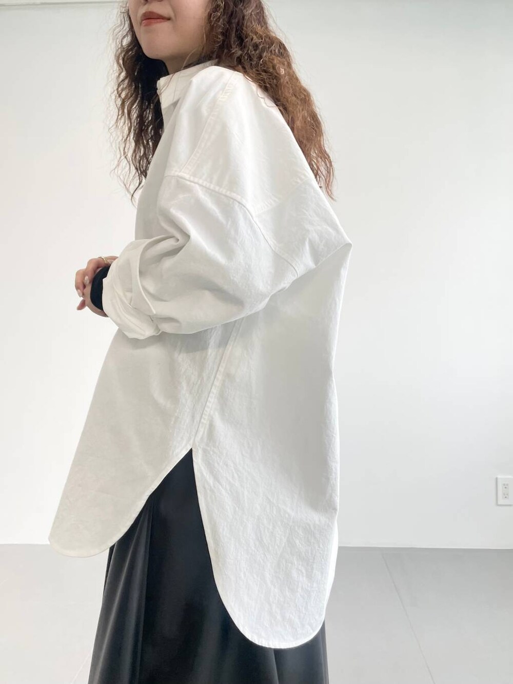 「ベーシック/シンプル、着痩せ・細見え、女子ウケ」｜「BABYLONEの【LA SCAIA】ショルダーmini BAG（ショルダーバッグ、シルバー系）」を使った、pocustagramさん（レディース・162cm）の秋コーディネートの6枚目の写真
