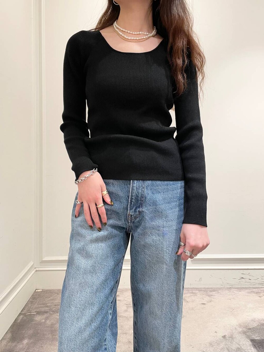 ブルー系のデニムパンツ、ブラック系のニット/セーター、ブラック系のニット/セーターを着用したレディースの冬コーディネートの6枚目の写真