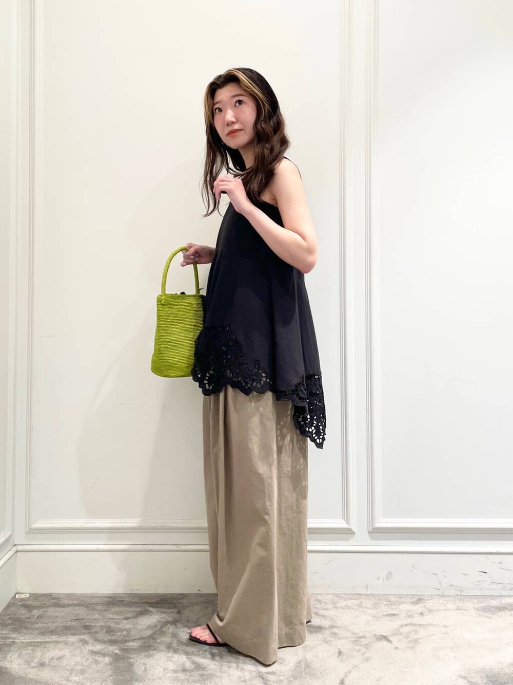 ブラック系のシャツ/ブラウス、ブラック系のキャミソール、ブラック系のサンダルを着用したレディースの夏コーディネートの3枚目の写真