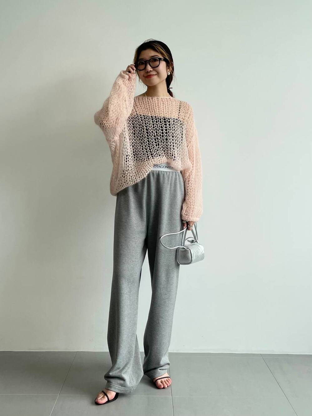 「ベーシック/シンプル、着痩せ・細見え、女子ウケ」｜「BABYLONEの【LA SCAIA】ショルダーmini BAG（ショルダーバッグ、シルバー系）」を使った、pocustagramさん（レディース・162cm）の秋コーディネートの3枚目の写真