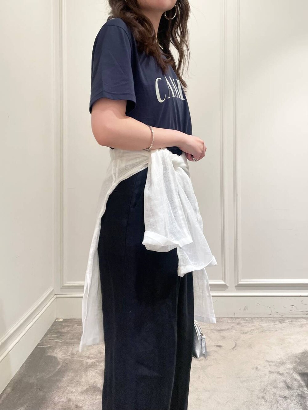 ホワイト系のシャツ/ブラウス、ブラック系のその他パンツ、ブラック系のサンダルを着用したレディースの夏コーディネートの7枚目の写真