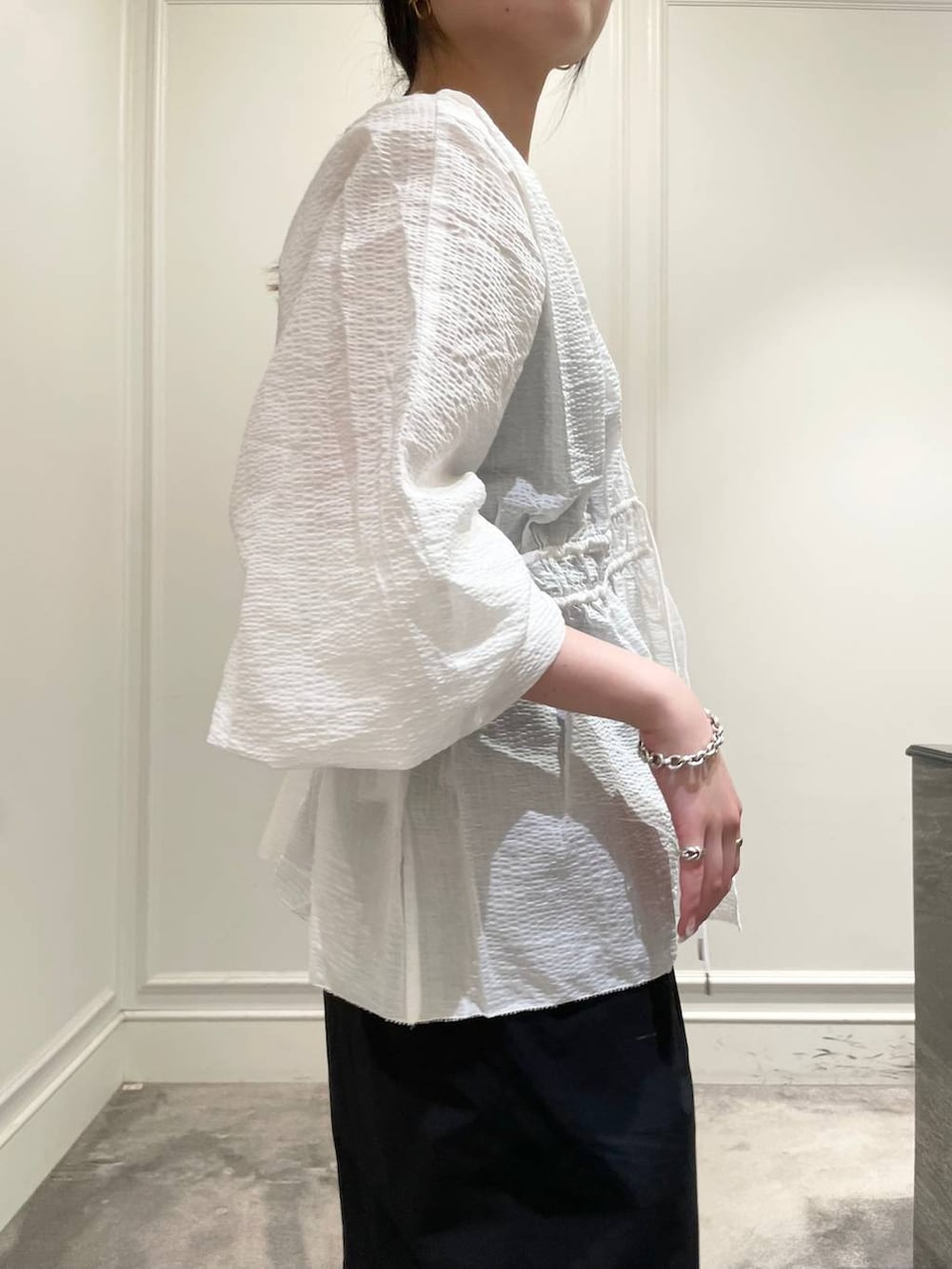 ブラック系のショルダーバッグ、ブラック系のパンプス、ブラック系のキャミソールを着用したレディースの夏コーディネートの7枚目の写真