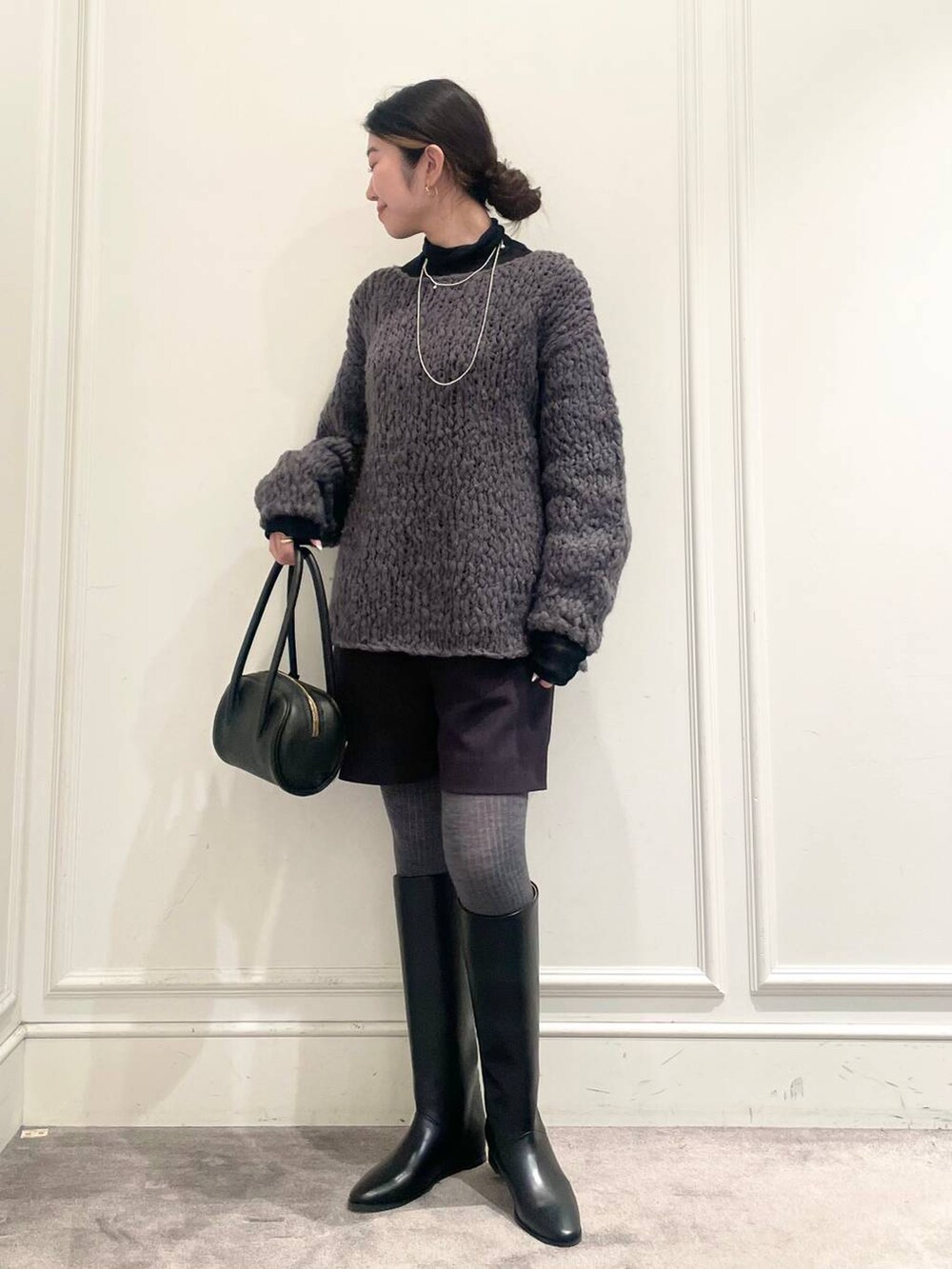 ブラック系のTシャツ/カットソー、グレー系のニット/セーター、グレー系のその他パンツを着用したレディースの冬コーディネートの2枚目の写真