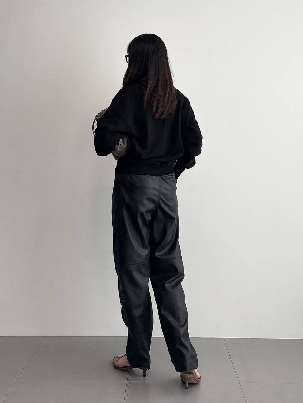 ベージュ系のサンダル、ベージュ系のハンドバッグ、ブラック系のその他パンツを着用したレディースの秋コーディネートの5枚目の写真