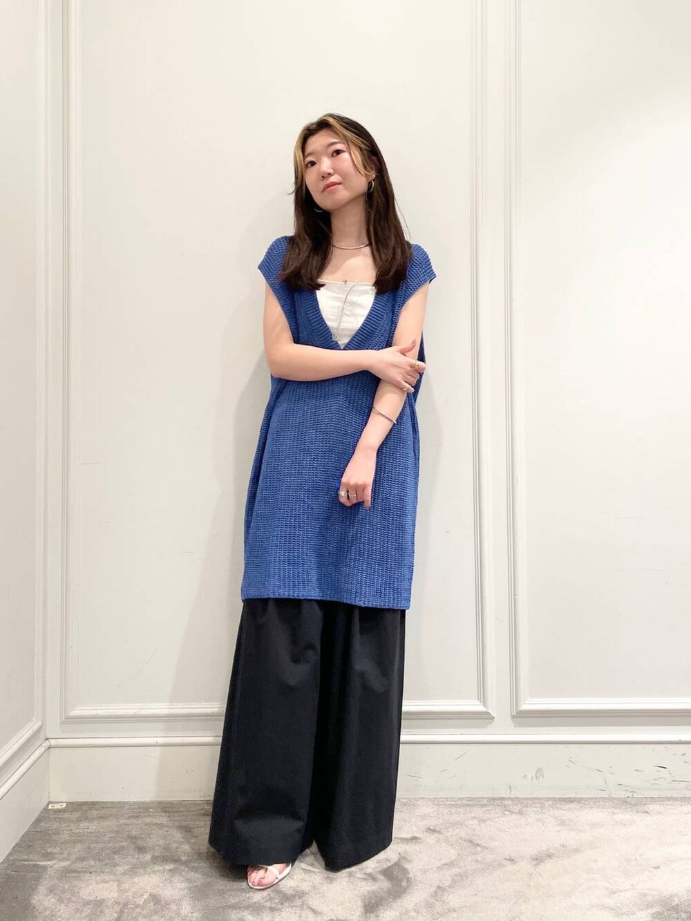 ホワイト系のキャミソール、ブルー系のニット/セーター、ブルー系のその他パンツを着用したレディースの夏コーディネートの2枚目の写真