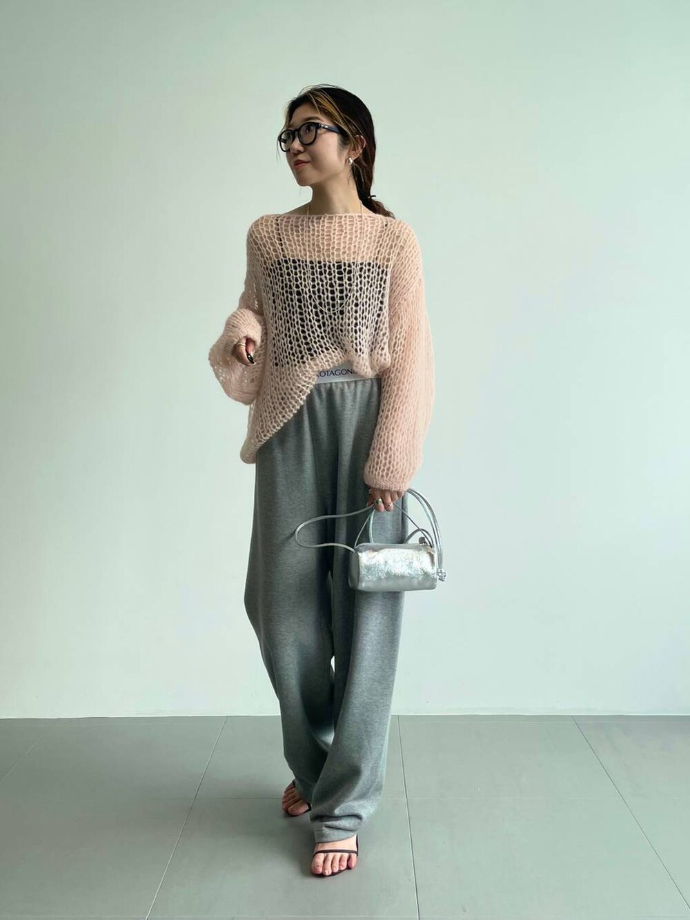 「ベーシック/シンプル、着痩せ・細見え、女子ウケ」｜「BABYLONEの【LA SCAIA】ショルダーmini BAG（ショルダーバッグ、シルバー系）」を使った、pocustagramさん（レディース・162cm）の秋コーディネートの2枚目の写真