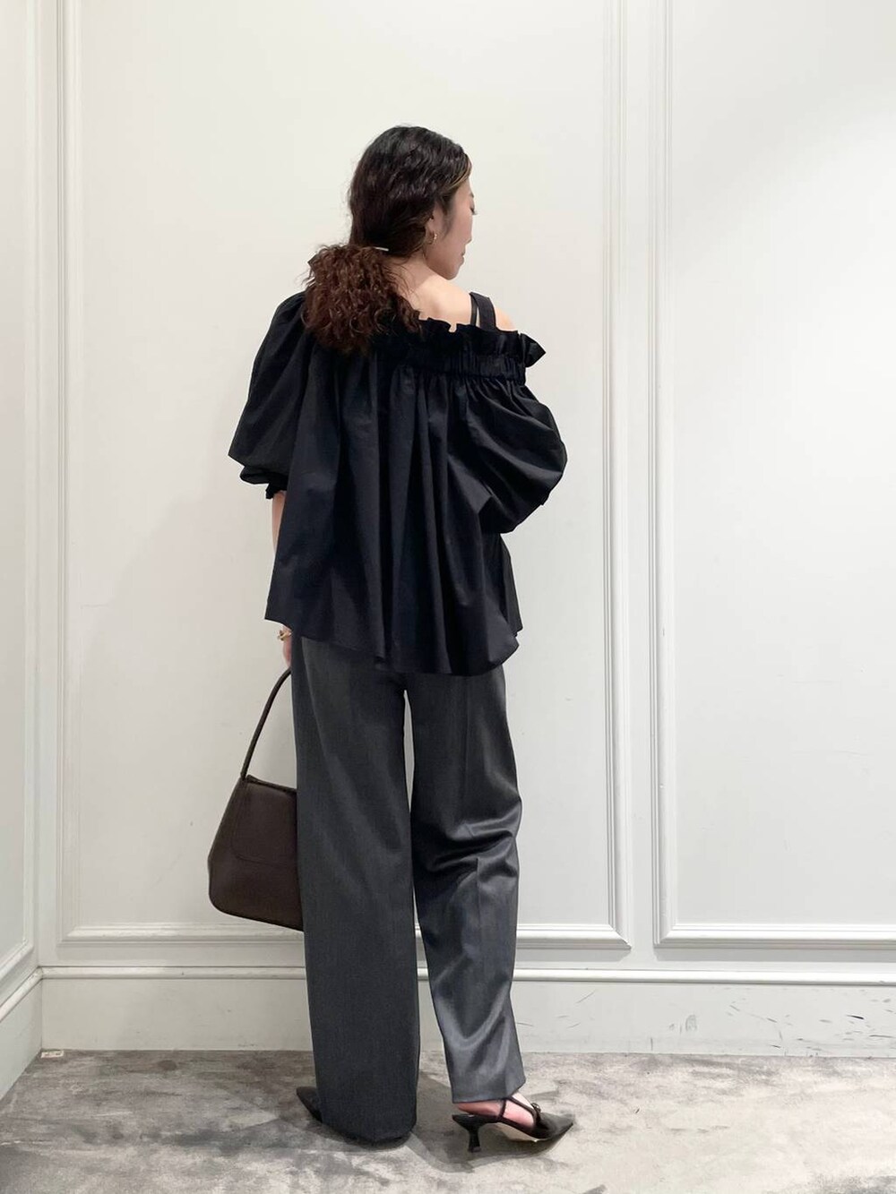 グレー系のその他パンツ、ブラック系のシャツ/ブラウス、ブラウン系のブレスレットを着用したレディースの秋コーディネートの4枚目の写真