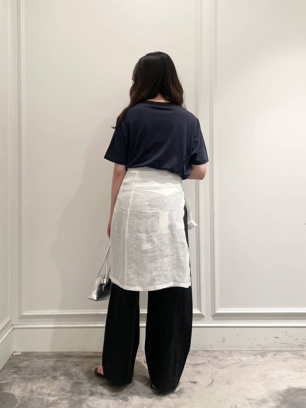 ホワイト系のシャツ/ブラウス、ブラック系のその他パンツ、ブラック系のサンダルを着用したレディースの夏コーディネートの5枚目の写真