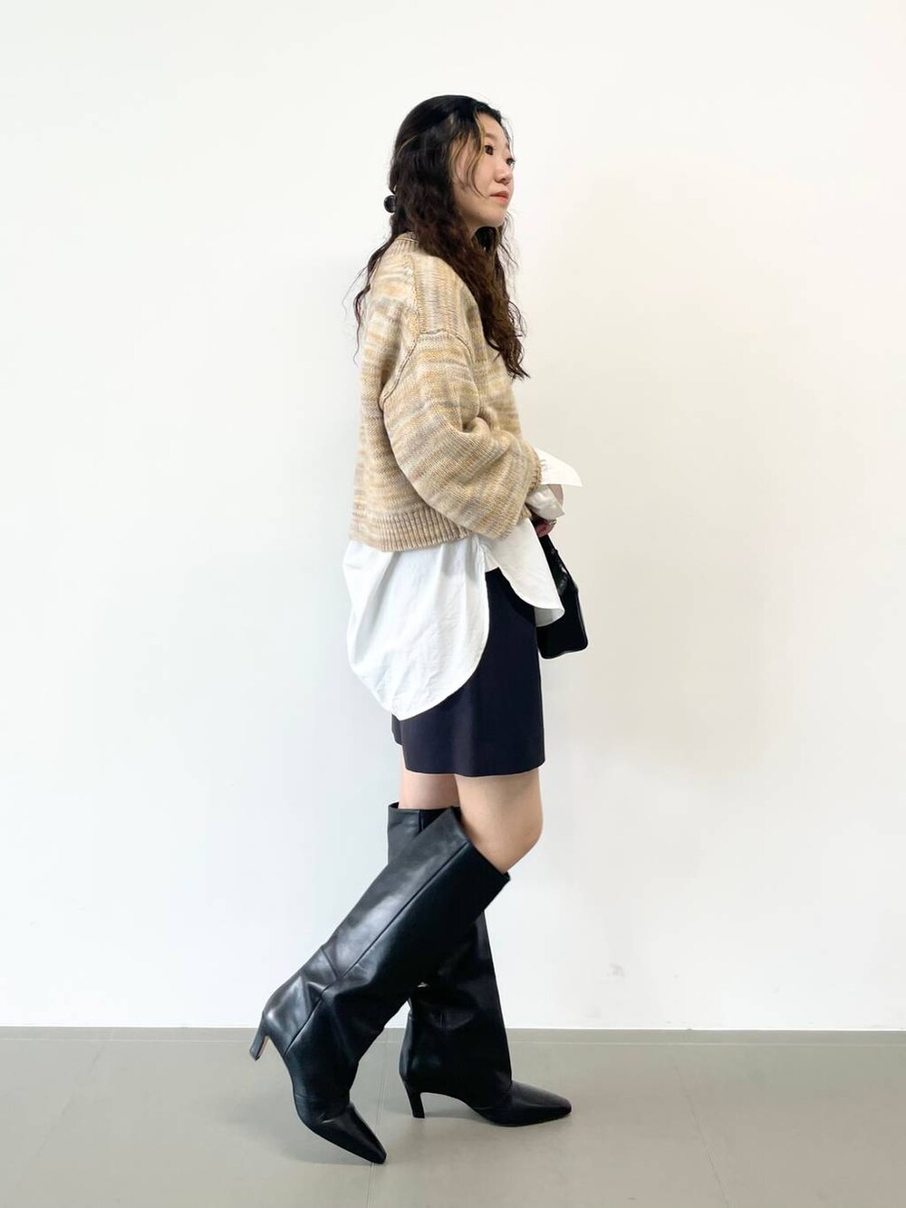 「ベーシック/シンプル、着痩せ・細見え、女子ウケ」｜「BABYLONEのベーシックシャツ（シャツ/ブラウス、ホワイト系）」を使った、pocustagramさん（レディース・162cm）の冬コーディネートの2枚目の写真