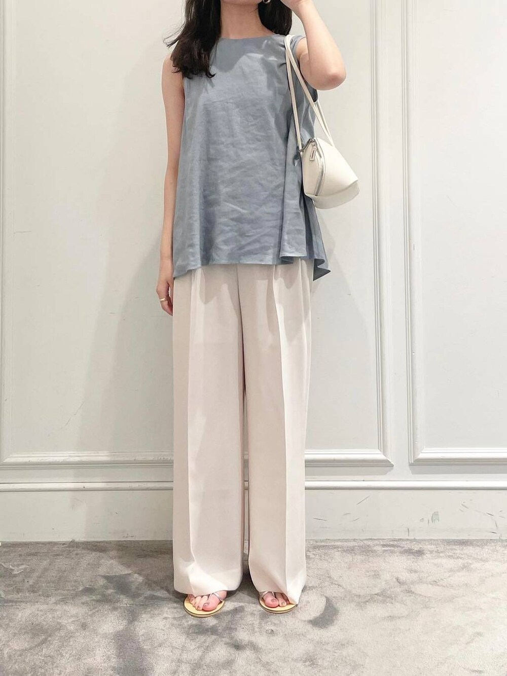 ホワイト系のその他パンツ、シルバー系のサンダル、グリーン系のシャツ/ブラウスを着用したレディースの夏コーディネートの4枚目の写真