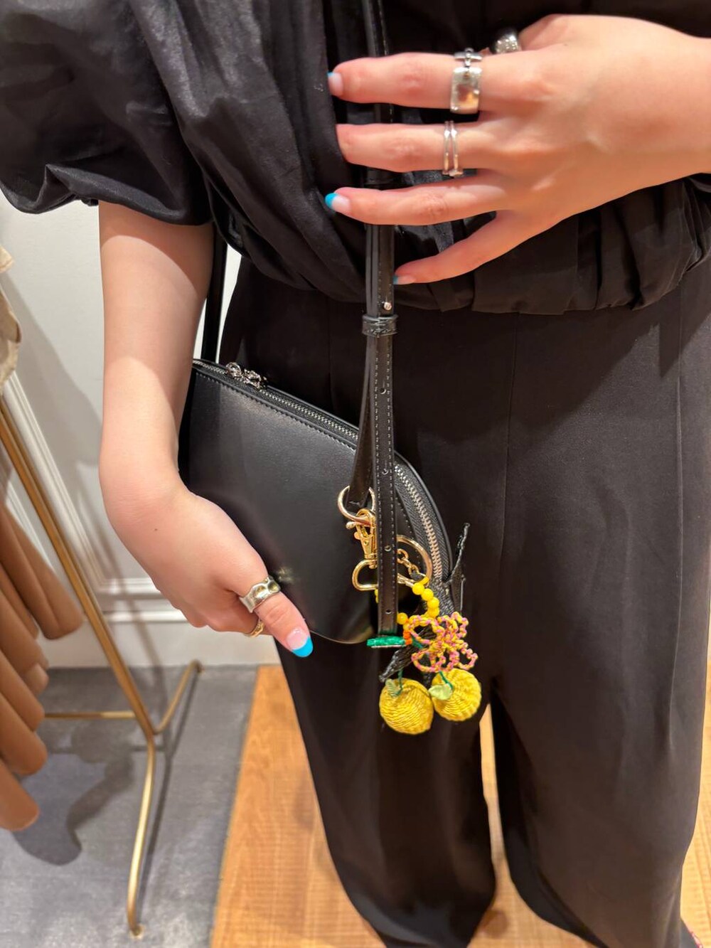 ブラック系のサンダル、ブラック系のつなぎ/オールインワン、ブラック系のショルダーバッグを着用したレディースの夏コーディネートの7枚目の写真