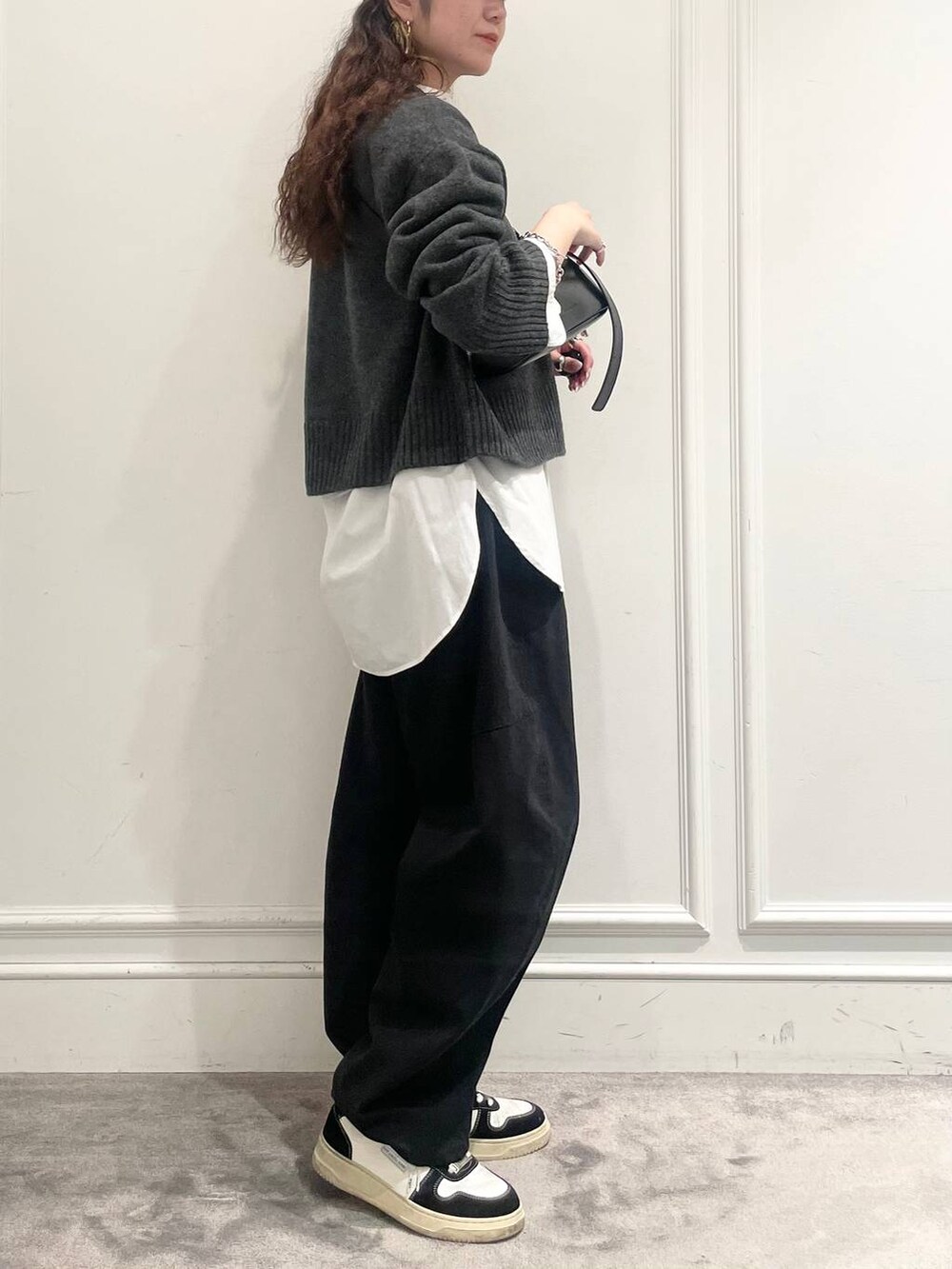 ブルー系のその他パンツ、ホワイト系のシャツ/ブラウス、ブラック系のショルダーバッグを着用したレディースの冬コーディネートの3枚目の写真