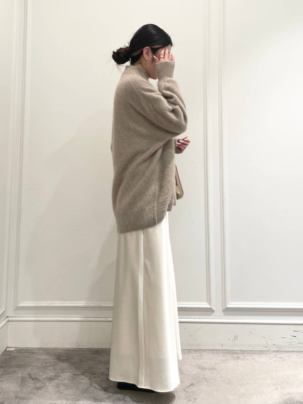 ホワイト系のスカート、ブラウン系のニット/セーターを着用したレディースの冬コーディネートの4枚目の写真